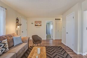 2BR Aptmt Parks Private Deck, Mountain Views!