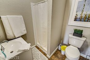 1BR Downtown Townhome King Bed, 5 Min to Shops