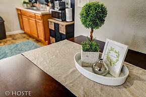 1BR Downtown Townhome King Bed, 5 Min to Shops