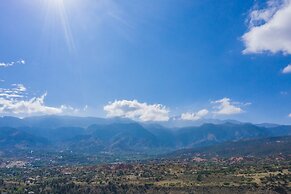 5BR Garden of the Gods is Across the Street!