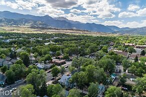 Chic Boutique Wine + Mtns Walk Everywhere