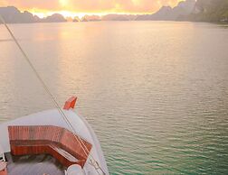 Heritage Line Ylang Cruise – Ha Long Bay & Lan Ha Bay