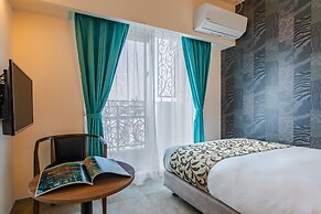 Mr.KINJO Miki24 in front of Makishi Station