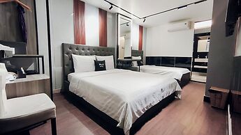 M&H Hotel