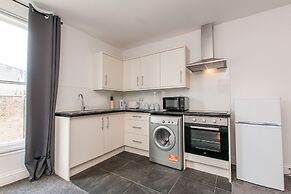 2 Bed Flat in Pedestrianized High Street