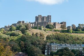 2 Bed Flat in Pedestrianized High Street