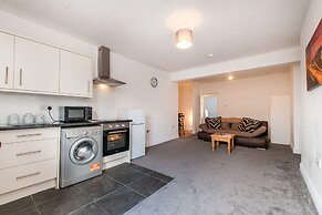 2 Bed Flat in Pedestrianized High Street