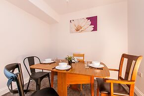 2 Bed Flat in Pedestrianized High Street