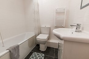 2 Bed Flat in Pedestrianized High Street