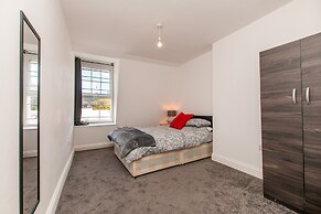 2 Bed Flat in Pedestrianized High Street