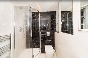 Newly Refurbished Flat Hyde Park London