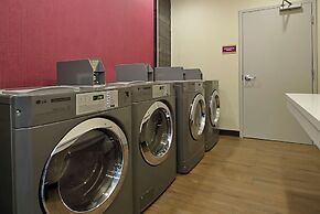 Days Inn & Suites by Wyndham Beaumont West / I-10 & Walden