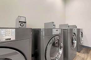 Days Inn & Suites by Wyndham Beaumont West / I-10 & Walden