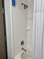 Days Inn & Suites by Wyndham Beaumont West / I-10 & Walden