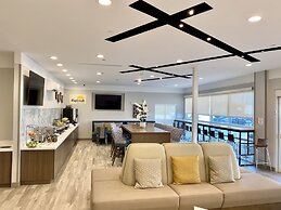 Days Inn & Suites by Wyndham Beaumont West / I-10 & Walden