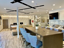 Days Inn & Suites by Wyndham Beaumont West / I-10 & Walden