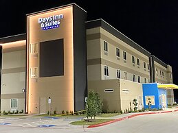 Days Inn & Suites by Wyndham Beaumont West / I-10 & Walden