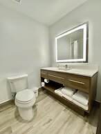 Days Inn & Suites by Wyndham Beaumont West / I-10 & Walden