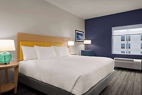 Days Inn & Suites by Wyndham Beaumont West / I-10 & Walden