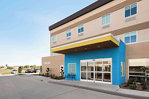 Days Inn & Suites by Wyndham Beaumont West / I-10 & Walden