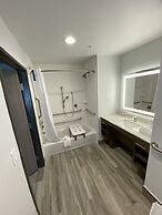 Days Inn & Suites by Wyndham Beaumont West / I-10 & Walden