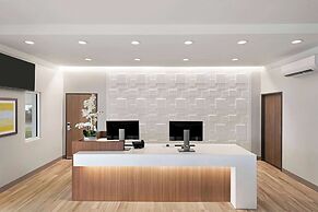 Days Inn & Suites by Wyndham Beaumont West / I-10 & Walden