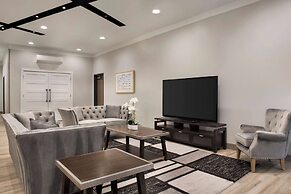 Days Inn & Suites by Wyndham Beaumont West / I-10 & Walden