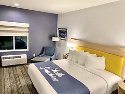 Days Inn & Suites by Wyndham Beaumont West / I-10 & Walden