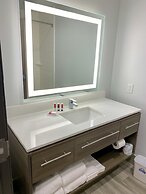 Days Inn & Suites by Wyndham Beaumont West / I-10 & Walden