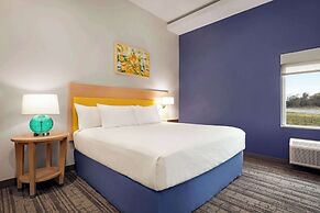 Days Inn & Suites by Wyndham Beaumont West / I-10 & Walden