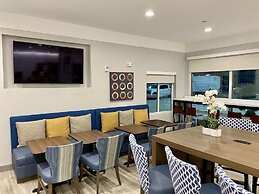 Days Inn & Suites by Wyndham Beaumont West / I-10 & Walden