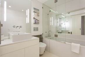 JOIVY Gorgeous 2-bed home, 3 mins from Lisbon Cathedral