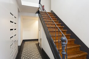 JOIVY Gorgeous 2-bed home, 3 mins from Lisbon Cathedral