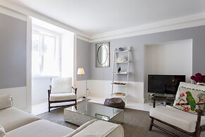 JOIVY Gorgeous 2-bed home, 3 mins from Lisbon Cathedral