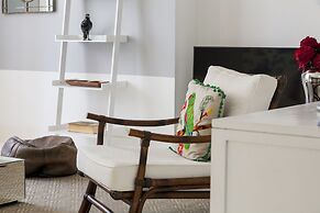 JOIVY Gorgeous 2-bed home, 3 mins from Lisbon Cathedral