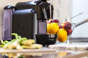 JOIVY Spacious & elegant 1-bed flat, moments from Avenida station