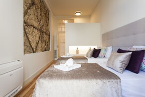 JOIVY Design heaven in Baixa - 2BR Apt w/workspace