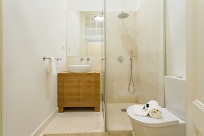 JOIVY Design heaven in Baixa - 2BR Apt w/workspace