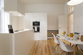 JOIVY Design heaven in Baixa - 2BR Apt w/workspace