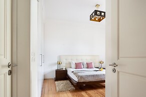 JOIVY Splendid 2BR Apt w/ parking&balcony, 10mins to Praça do Comércio