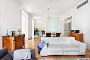 JOIVY Splendid 2BR Apt w/ parking&balcony, 10mins to Praça do Comércio