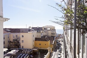 JOIVY Splendid 2BR Apt w/ parking&balcony, 10mins to Praça do Comércio