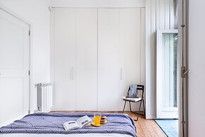 JOIVY Splendid 2BR Apt w/ parking&balcony, 10mins to Praça do Comércio