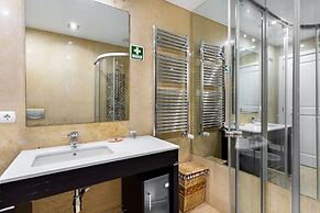 JOIVY Splendid 2BR Apt w/ parking&balcony, 10mins to Praça do Comércio
