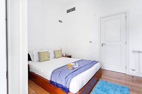 JOIVY Splendid 2BR Apt w/ parking&balcony, 10mins to Praça do Comércio