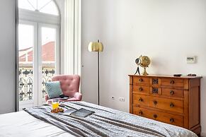 JOIVY Splendid 2BR Apt w/ parking&balcony, 10mins to Praça do Comércio