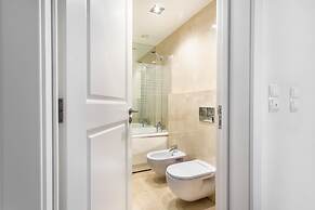 JOIVY Splendid 2BR Apt w/ parking&balcony, 10mins to Praça do Comércio