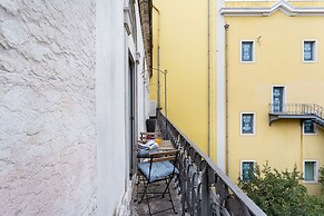 JOIVY Splendid 2BR Apt w/ parking&balcony, 10mins to Praça do Comércio