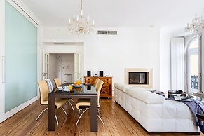 JOIVY Splendid 2BR Apt w/ parking&balcony, 10mins to Praça do Comércio