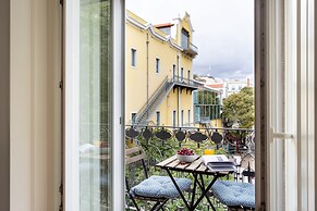 JOIVY Splendid 2BR Apt w/ parking&balcony, 10mins to Praça do Comércio